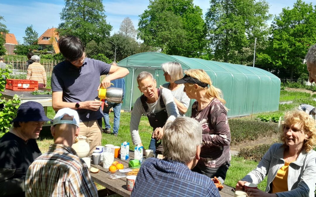Nieuwe vrijwilligers (op de tuin)